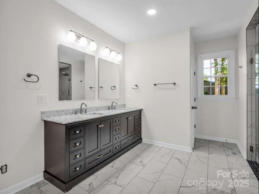 320 Country Club Acres None, Shelby, NC 28150.  MLS# CAR4298771, YatesRealty ID 4478. Primary Bathroom
