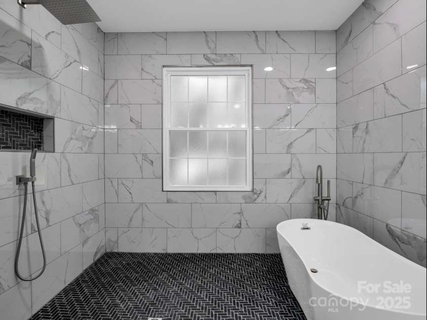 320 Country Club Acres None, Shelby, NC 28150.  MLS# CAR4298771, YatesRealty ID 4478. Primary Bathroom