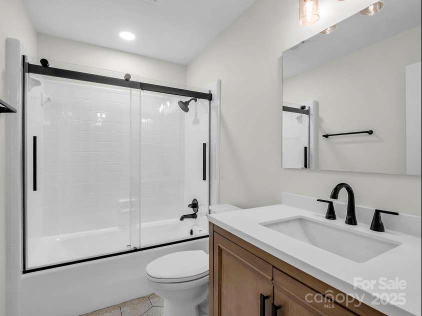 320 Country Club Acres None, Shelby, NC 28150.  MLS# CAR4298771, YatesRealty ID 4478. Upstairs Full Bathroom