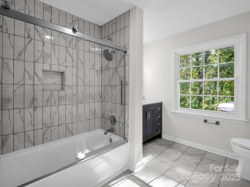 320 Country Club Acres None, Shelby, NC 28150.  MLS# CAR4298771, YatesRealty ID 4478. Upstairs Full Bathroom