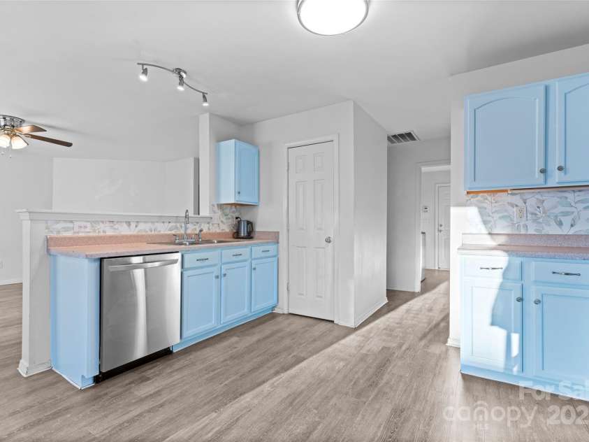 9321 Bayview Parkway, Charlotte, NC 28216.  MLS# CAR4211715, YatesRealty ID 4478. 