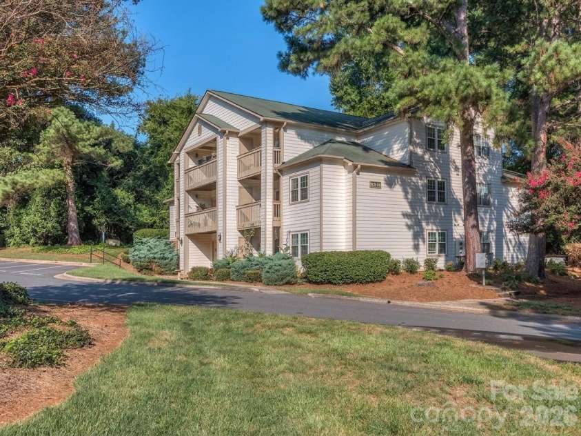 1052 Churchill Downs Court, Charlotte, NC 28211.  MLS# CAR4414268, YatesRealty ID 44784. 2nd floor Corner Unit
