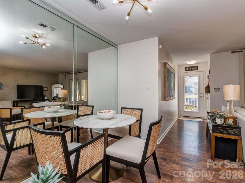 1052 Churchill Downs Court, Charlotte, NC 28211.  MLS# CAR4414268, YatesRealty ID 44784. Dining area