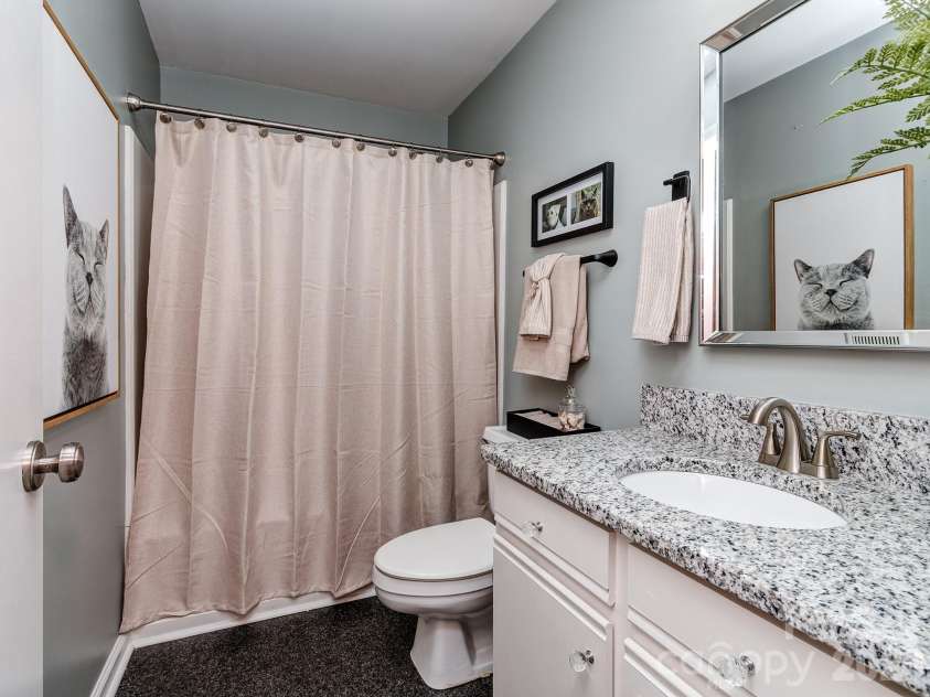 1052 Churchill Downs Court, Charlotte, NC 28211.  MLS# CAR4414268, YatesRealty ID 44784. Full bath #2 with tub