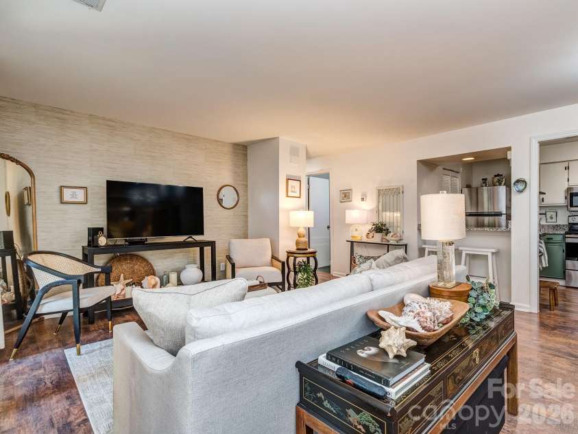 1052 Churchill Downs Court, Charlotte, NC 28211.  MLS# CAR4414268, YatesRealty ID 44784. Open floor plan