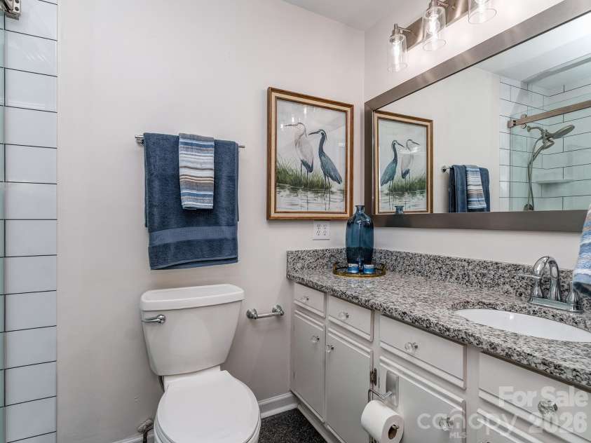 1052 Churchill Downs Court, Charlotte, NC 28211.  MLS# CAR4414268, YatesRealty ID 44784. Primary bath
