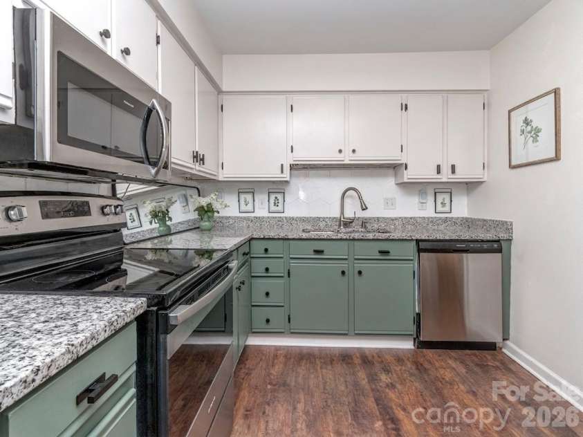 1052 Churchill Downs Court, Charlotte, NC 28211.  MLS# CAR4414268, YatesRealty ID 44784. Updted kitchen
