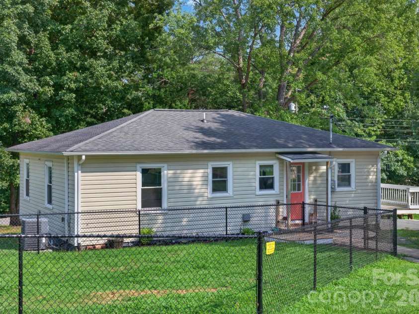 713 Wilmont Street, Lenoir, NC 28645.  MLS# CAR4413917, YatesRealty ID 44788. 