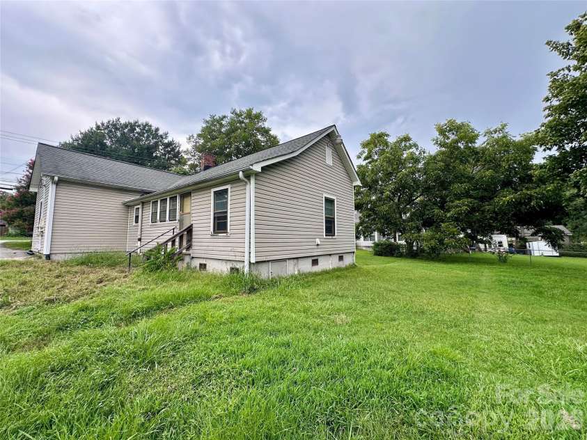 410 Modena Street, Gastonia, NC 28054.  MLS# CAR4415207, YatesRealty ID 44791. 
