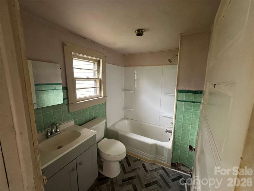 410 Modena Street, Gastonia, NC 28054.  MLS# CAR4415207, YatesRealty ID 44791. 