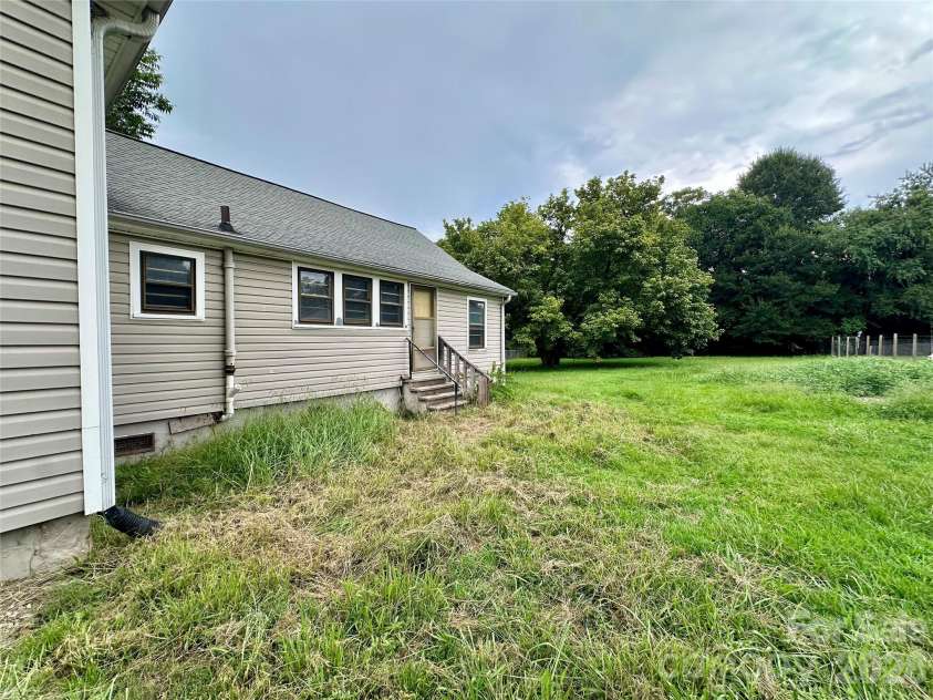 410 Modena Street, Gastonia, NC 28054.  MLS# CAR4415207, YatesRealty ID 44791. 