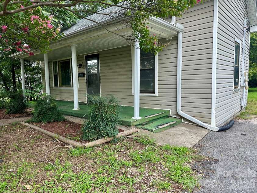 410 Modena Street, Gastonia, NC 28054.  MLS# CAR4415207, YatesRealty ID 44791. 