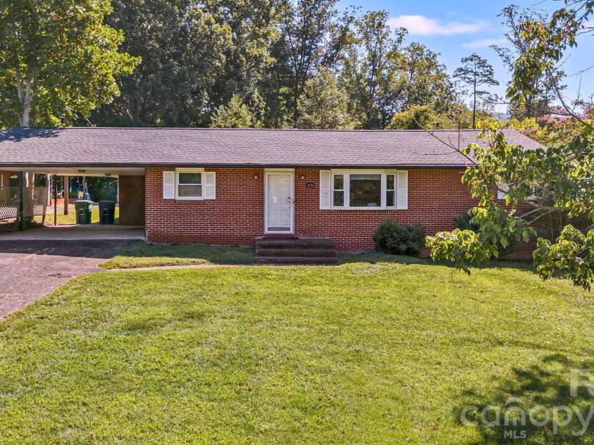 376 School Road, Asheville, NC 28803.  MLS# CAR4421506, YatesRealty ID 44798. Large Front Yard