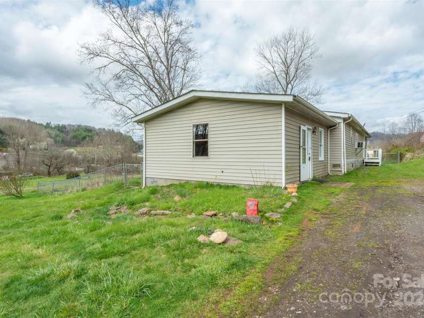 97 Oakland Drive, Burnsville, NC 28714.  MLS# CAR4117943, YatesRealty ID 448. 