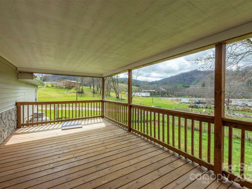 97 Oakland Drive, Burnsville, NC 28714.  MLS# CAR4117943, YatesRealty ID 448. 