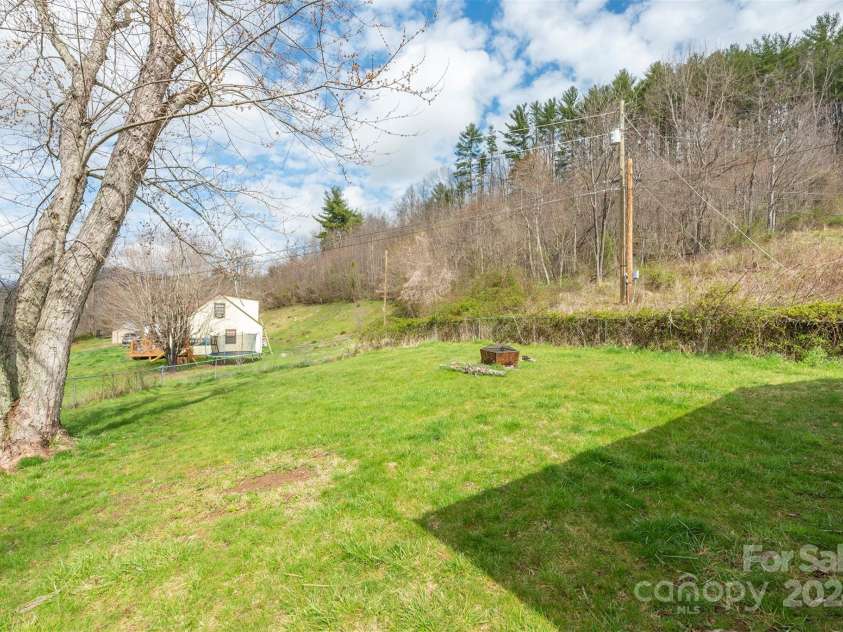 97 Oakland Drive, Burnsville, NC 28714.  MLS# CAR4117943, YatesRealty ID 448. 