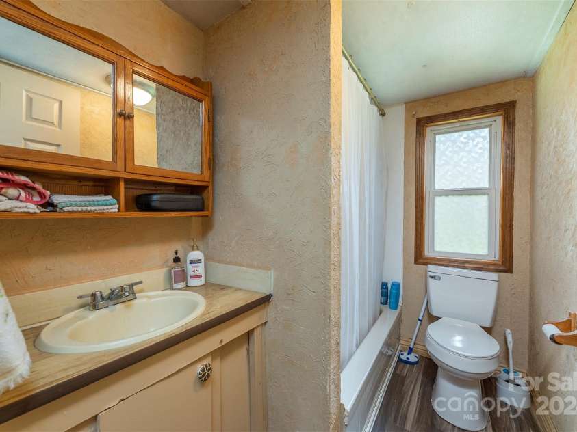 97 Oakland Drive, Burnsville, NC 28714.  MLS# CAR4117943, YatesRealty ID 448. 