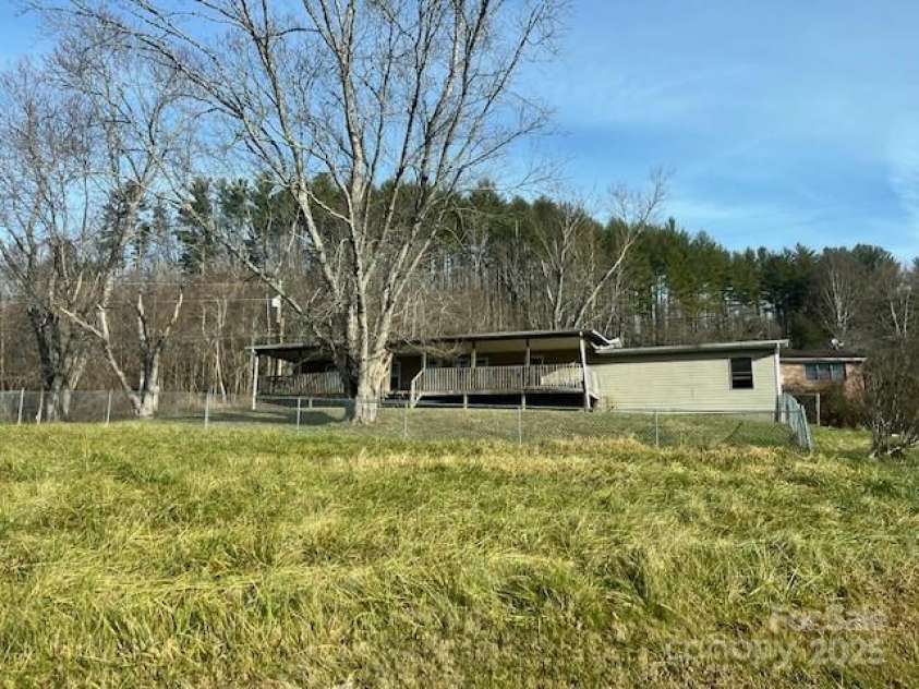 97 Oakland Drive, Burnsville, NC 28714.  MLS# CAR4332578, YatesRealty ID 448. 