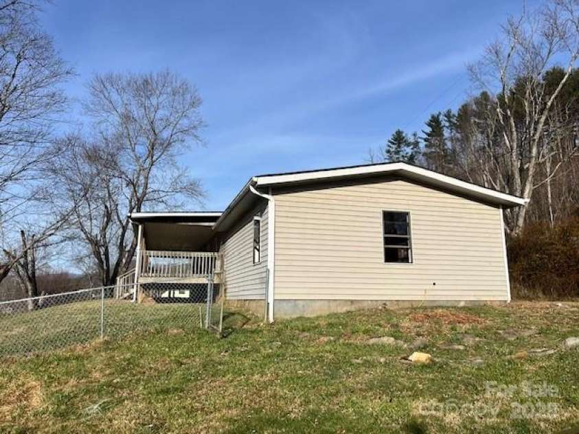 97 Oakland Drive, Burnsville, NC 28714.  MLS# CAR4332578, YatesRealty ID 448. 