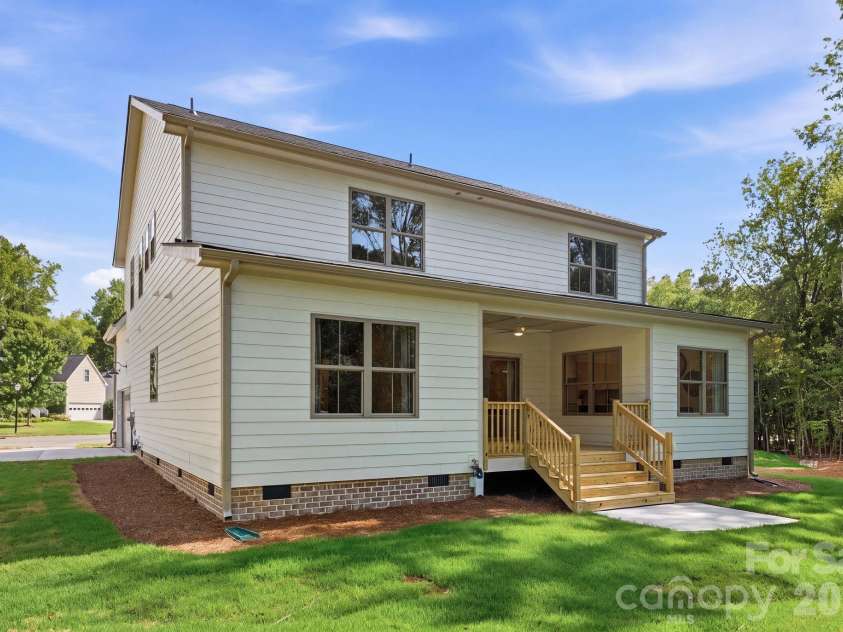 2315 Chateau Court, Matthews, NC 28105.  MLS# CAR4407259, YatesRealty ID 44800. Exterior daytime view.