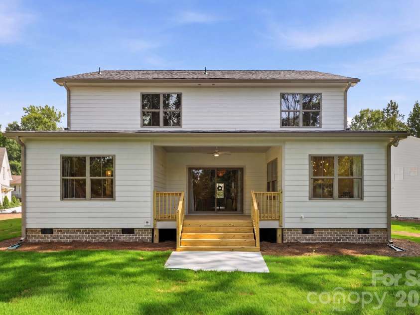 2315 Chateau Court, Matthews, NC 28105.  MLS# CAR4407259, YatesRealty ID 44800. Exterior daytime view.