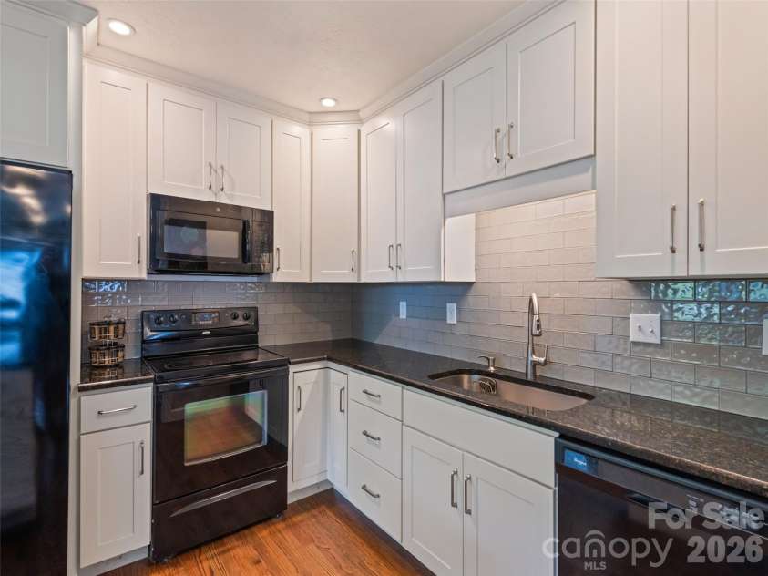 1909 Arlington Place, Hendersonville, NC 28791.  MLS# CAR4412388, YatesRealty ID 44801. 