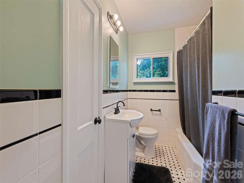 1909 Arlington Place, Hendersonville, NC 28791.  MLS# CAR4412388, YatesRealty ID 44801. 
