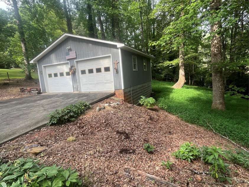 511 Crestview Drive, Albemarle, NC 28001.  MLS# CAR4415236, YatesRealty ID 44804. 