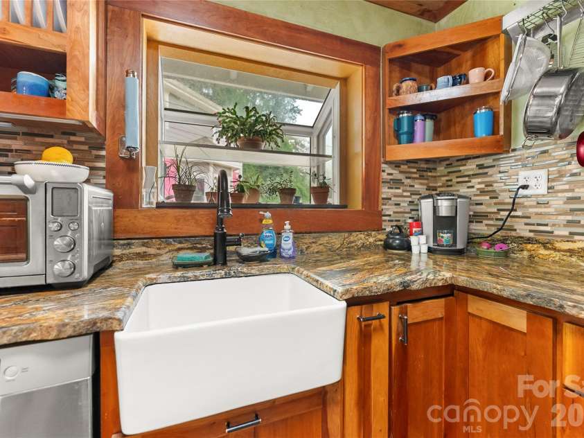 620 Old Lytle Cove Road, Swannanoa, NC 28778.  MLS# CAR4415136, YatesRealty ID 44806. Farm sink