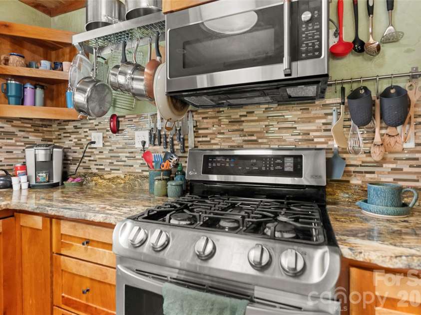 620 Old Lytle Cove Road, Swannanoa, NC 28778.  MLS# CAR4415136, YatesRealty ID 44806. Gas stove