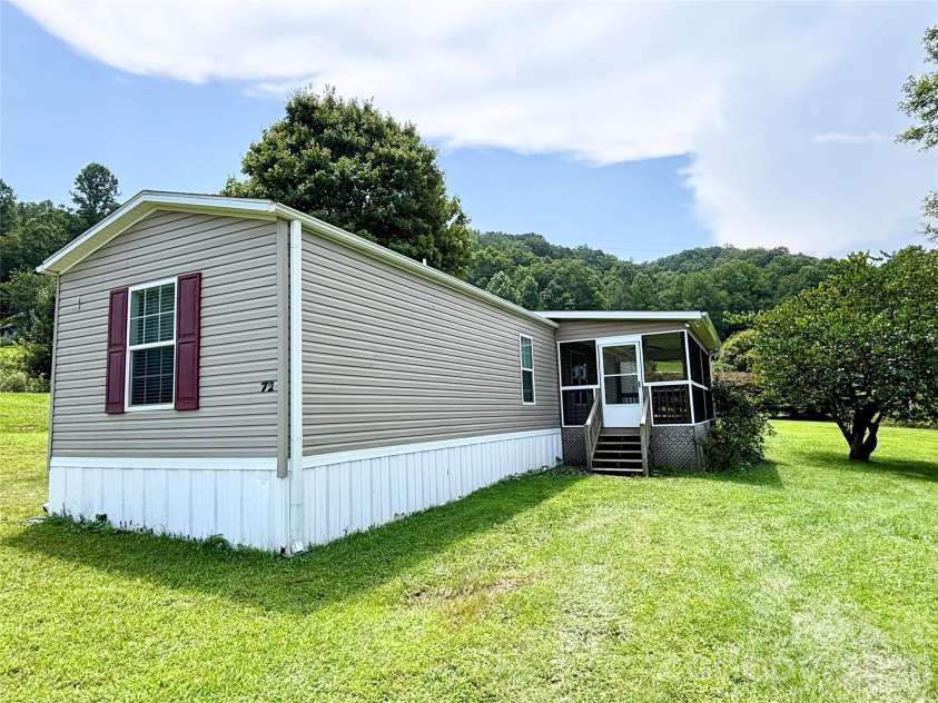 72 Greenleaf Road, Hendersonville, NC 28739.  MLS# CAR4415072, YatesRealty ID 44807. 