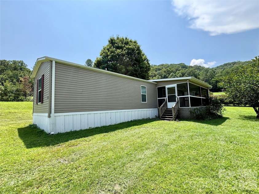 72 Greenleaf Road, Hendersonville, NC 28739.  MLS# CAR4415072, YatesRealty ID 44807. 