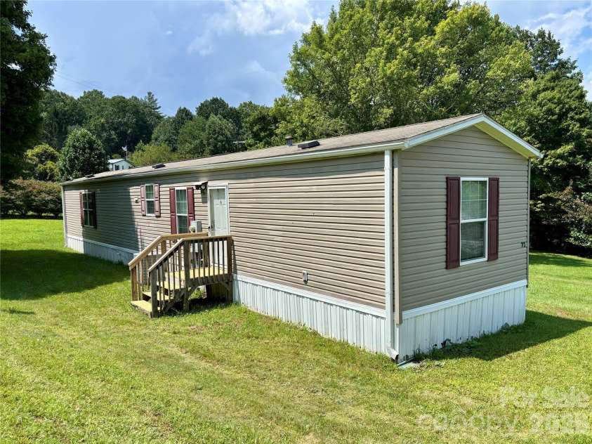 72 Greenleaf Road, Hendersonville, NC 28739.  MLS# CAR4415072, YatesRealty ID 44807. 