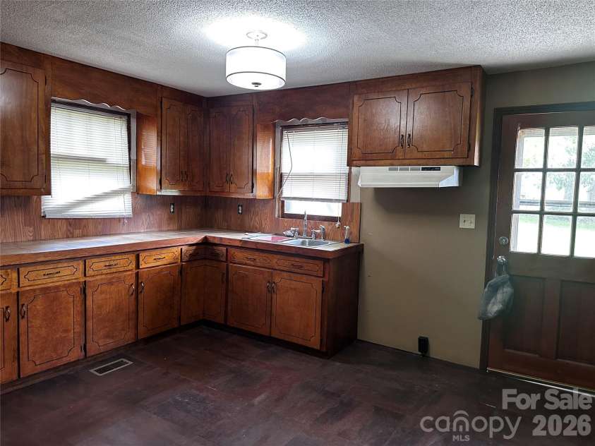 2202 Brookview Avenue, Kannapolis, NC 28081.  MLS# CAR4411007, YatesRealty ID 44808. Kitchen
