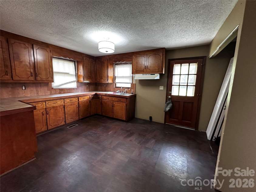 2202 Brookview Avenue, Kannapolis, NC 28081.  MLS# CAR4411007, YatesRealty ID 44808. Kitchen