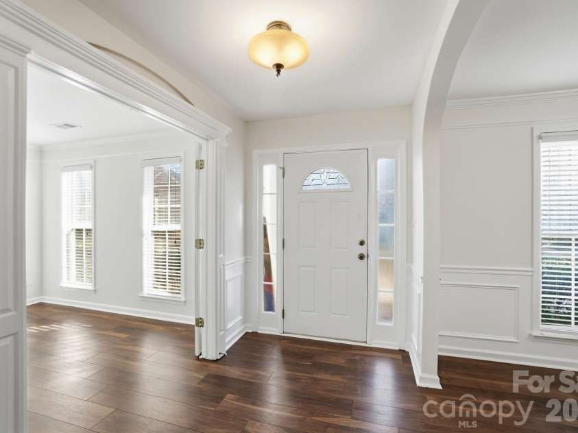 8805 Red Tail Court, Charlotte, NC 28269.  MLS# CAR4336091, YatesRealty ID 4481. Entryway