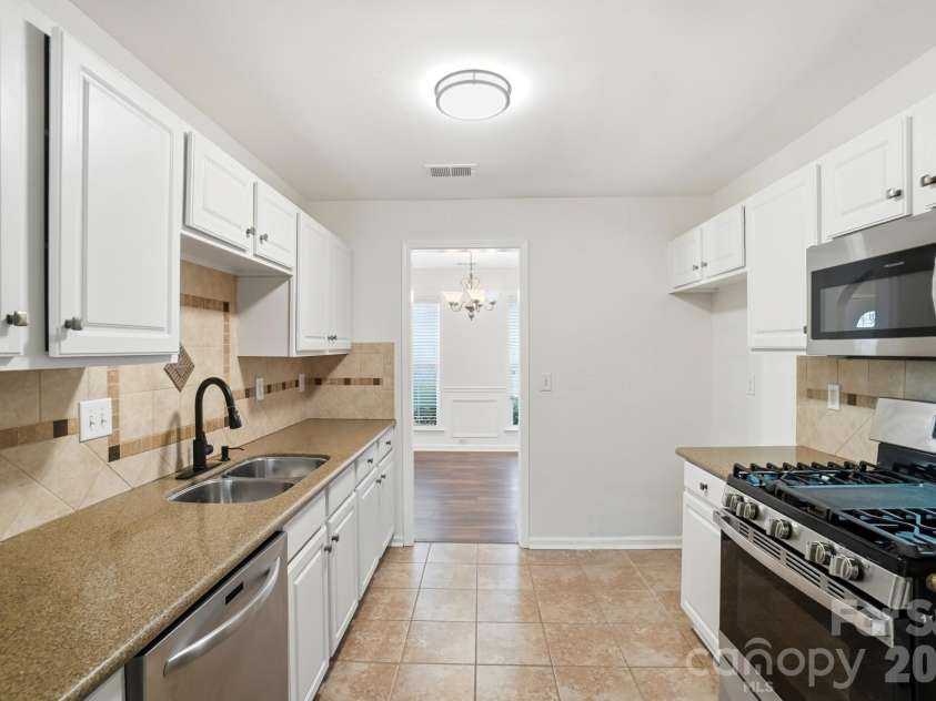 8805 Red Tail Court, Charlotte, NC 28269.  MLS# CAR4336091, YatesRealty ID 4481. Kitchen