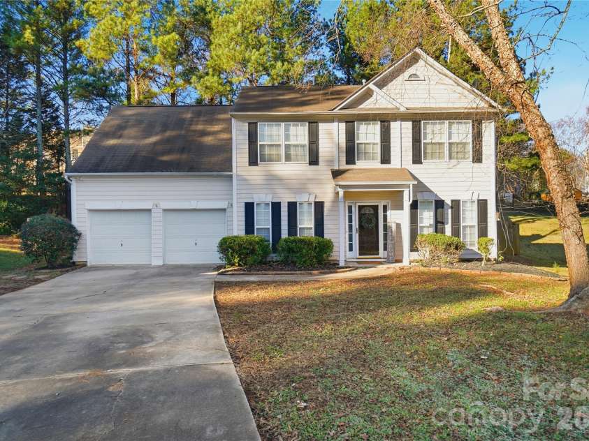 8805 Red Tail Court, Charlotte, NC 28269.  MLS# CAR4336091, YatesRealty ID 4481. Welcome Home! 