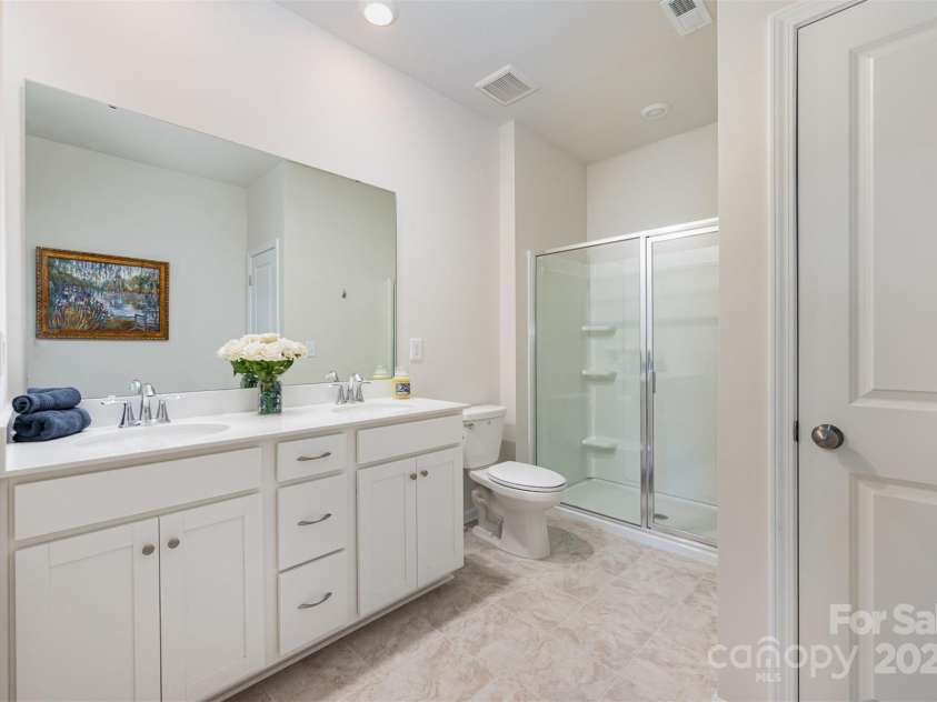 1051 Lookout Shoals Drive, Fort Mill, SC 29715.  MLS# CAR4222088, YatesRealty ID 4482. En suite bathroom
