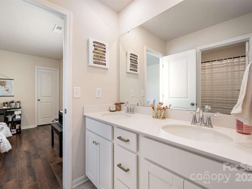 1051 Lookout Shoals Drive, Fort Mill, SC 29715.  MLS# CAR4222088, YatesRealty ID 4482. Jack 'n Jill bathroom