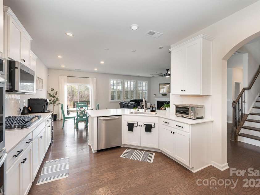 1051 Lookout Shoals Drive, Fort Mill, SC 29715.  MLS# CAR4222088, YatesRealty ID 4482. Open kitchen with quartz cabinets, stainless steel appliances including double oven