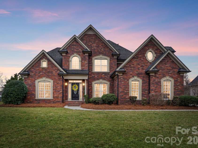 5507 Two Iron Drive, Matthews, NC 28104.  MLS# CAR4415000, YatesRealty ID 44821. 