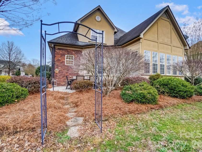 5507 Two Iron Drive, Matthews, NC 28104.  MLS# CAR4415000, YatesRealty ID 44821. 