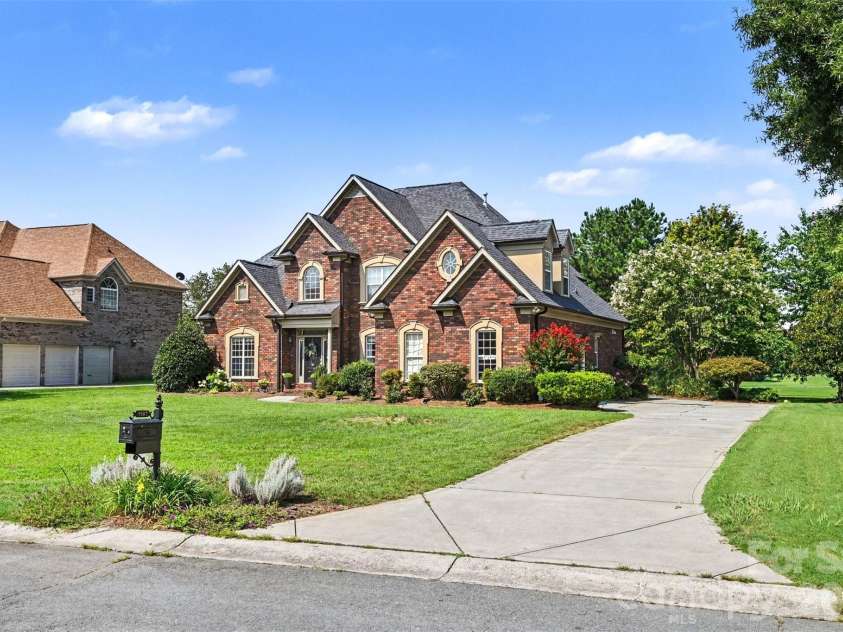 5507 Two Iron Drive, Matthews, NC 28104.  MLS# CAR4415000, YatesRealty ID 44821. 