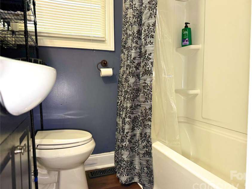1801 Purser Drive, Charlotte, NC 28215.  MLS# CAR4414235, YatesRealty ID 44823. Full Bathroom.