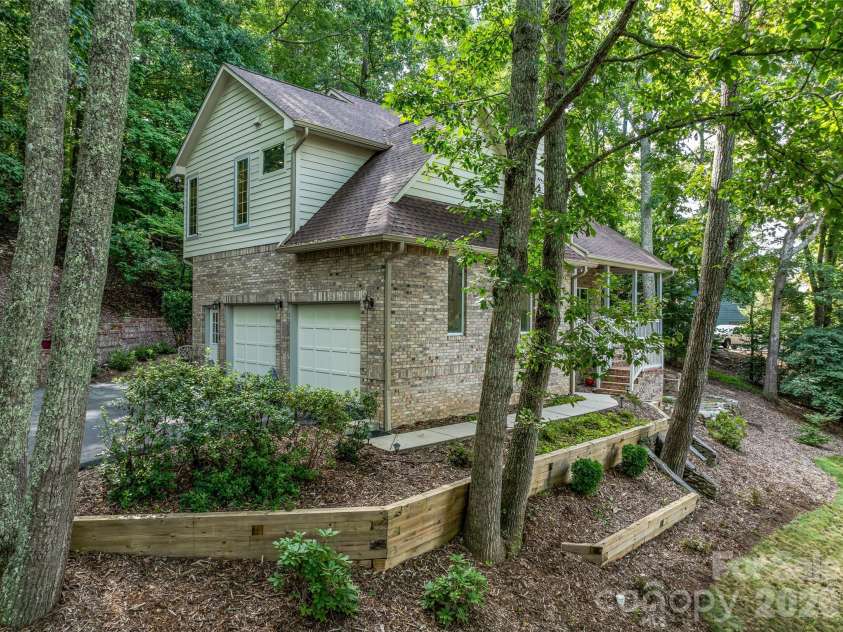 105 Galloway Drive, Asheville, NC 28803.  MLS# CAR4413973, YatesRealty ID 44825. 
