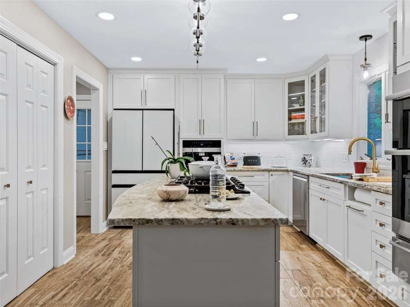105 Galloway Drive, Asheville, NC 28803.  MLS# CAR4413973, YatesRealty ID 44825. 