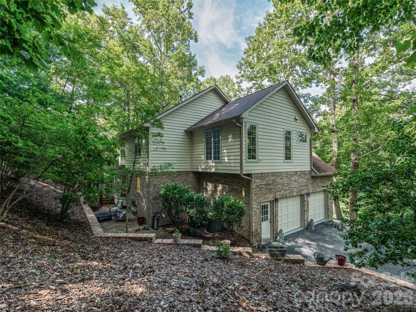 105 Galloway Drive, Asheville, NC 28803.  MLS# CAR4413973, YatesRealty ID 44825. 