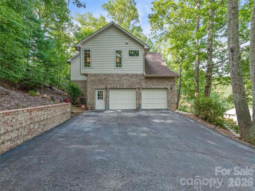 105 Galloway Drive, Asheville, NC 28803.  MLS# CAR4413973, YatesRealty ID 44825. 