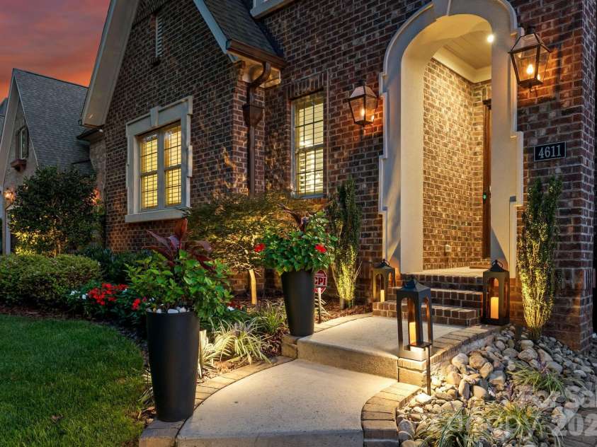 4611 Harper Court, Charlotte, NC 28210.  MLS# CAR4413590, YatesRealty ID 44828. Front entryway.
